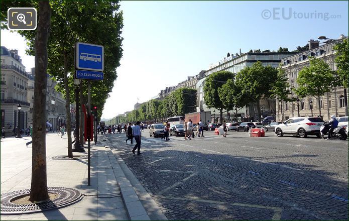 Car Rouges stop Avenue des Champs Elysees