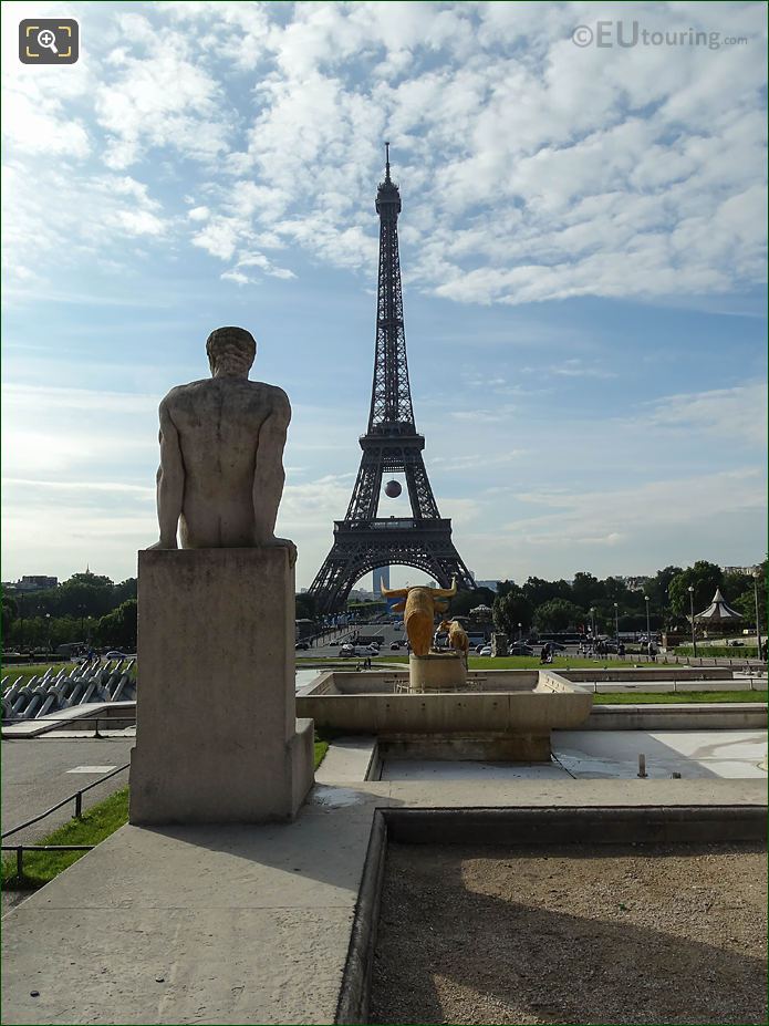 l'Homme statue and the Eiffel Tower