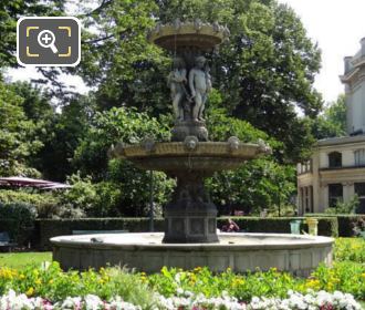 Fontaine de Cirque in Jardins des Champs Elysees