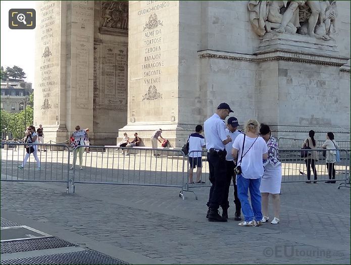 Paris police helping tourists