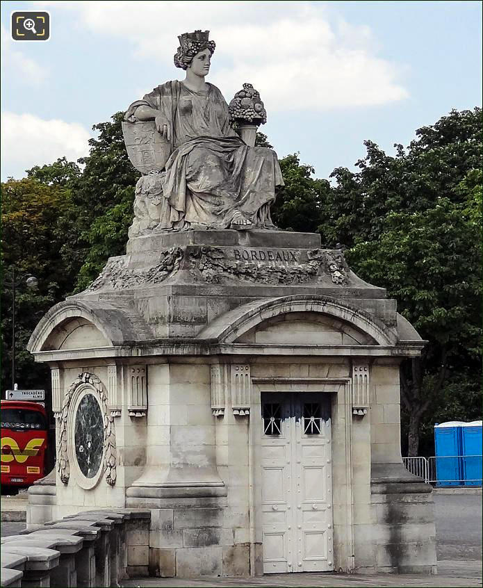 Place de la Concorde Bordeaux statue