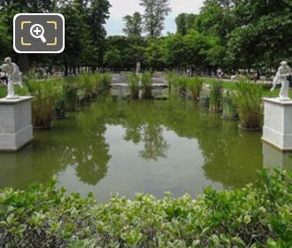 Pond with statues within Grand Couvert of Tuileries