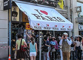 Avenue des Champs Elysees souvenir shop