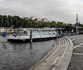 Paris Batobus boat moored