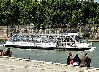 Paris Batobus and tourist