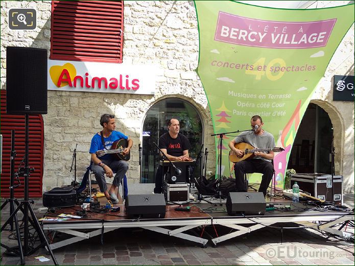 Bercy village musicians