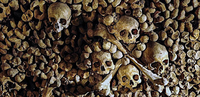 Catacombes de Paris human skulls and crossbones