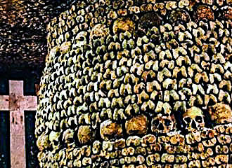 Catacombes de Paris round column of human skulls