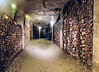 Catacombes de Paris underground passage way of human bone