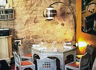 Derriere restaurant table