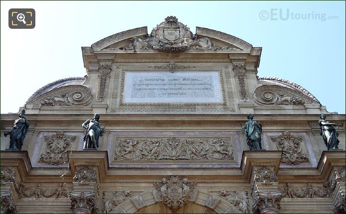 Fontaine Saint Michel statues