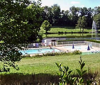 Camping Les Portes du Morvan swimming pool