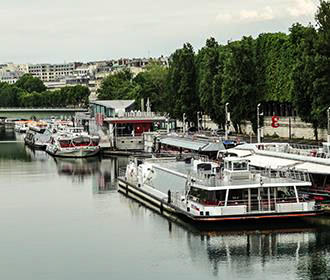 Bateaux-Mouches Port de la Conference