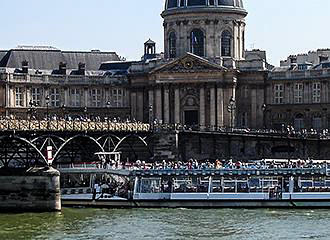 Bateaux-Mouches Pont des Arts cruise