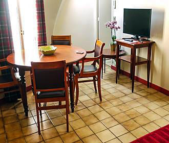 HotelHome Paris 16 dining room