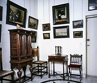 Furniture and paintings at Institut Neerlandais