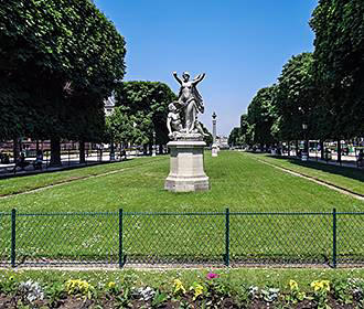 Statues within Jardin des Grands Explorateurs