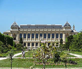 Grande Galerie building inside Jardin des Plantes