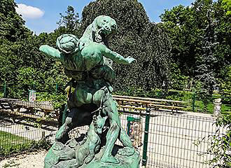 Denicheur d'Oursons statue in Jardin des Plantes