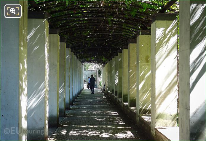 Jardin Yitzhak Rabin coverd walkways
