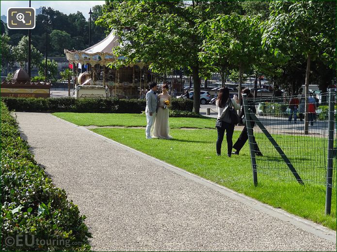 Couple having wedding photos taken in Jardins du Trocadero