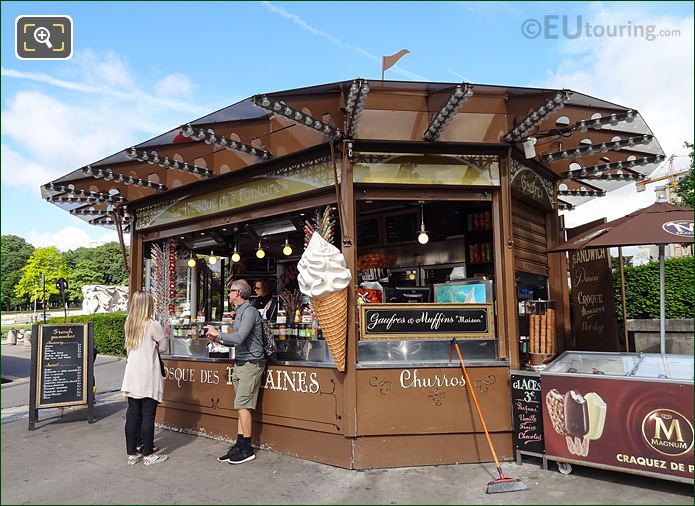 Food kiosk within Jardins du Trocadero