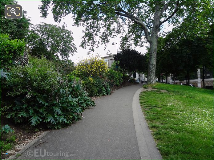SE corner walkway in Jardins du Trocadero looking North