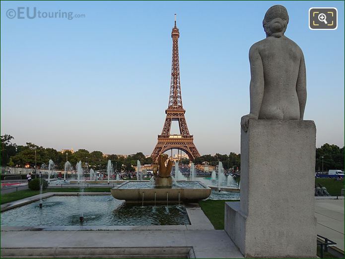 Fontaine du Trocadero with statues and Eiffel Tower