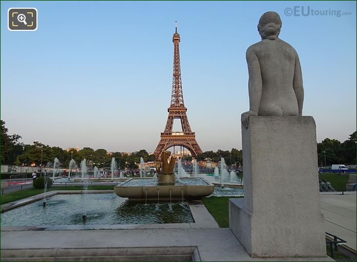 La Femme statue with Jardins du Trocadero water fountains