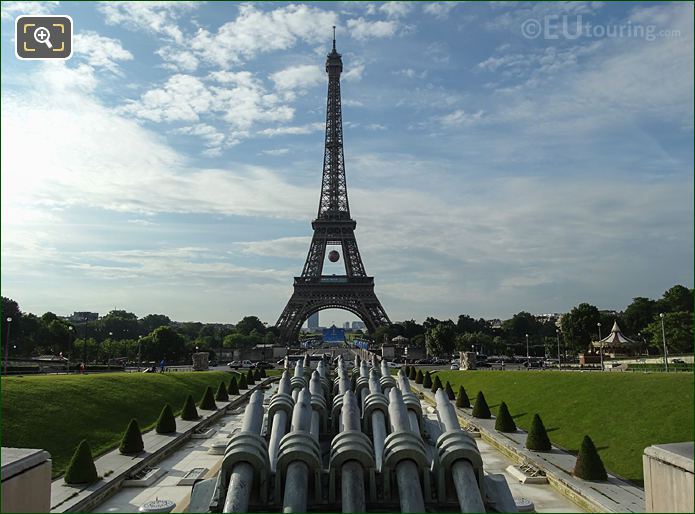 Jardins du Trocadero water cannons and Eiffel Tower