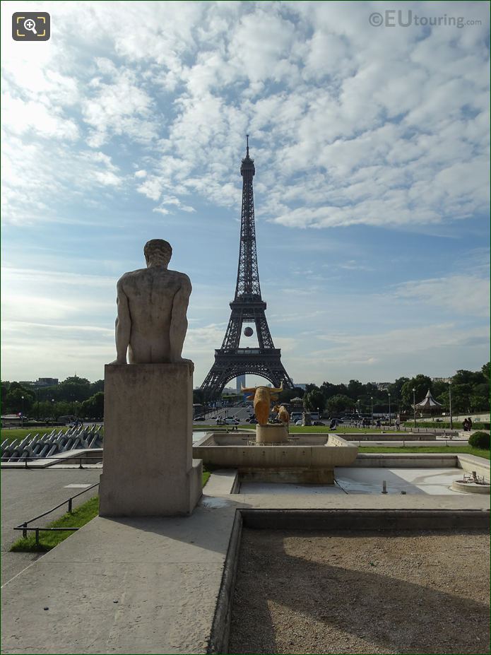 L'Homme statue in Jardins du Trocadero and Eiffel Tower
