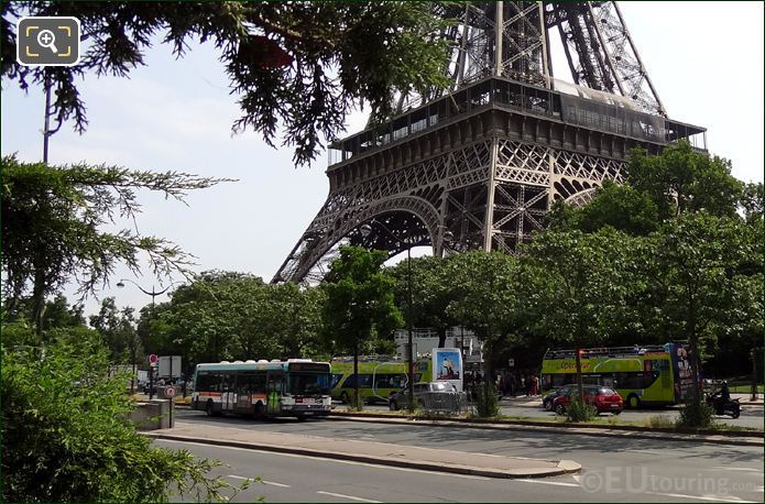 L'OpenTour bus stop Tour Eiffel