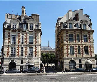 Square de la Place Dauphine entrance