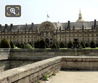 Picture showing the front of Hotel Les Invalides