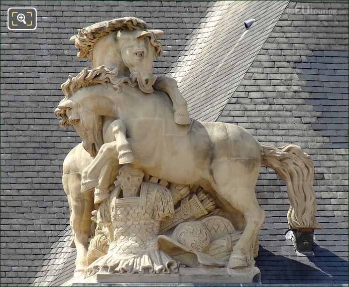 Les Invalides horse statue