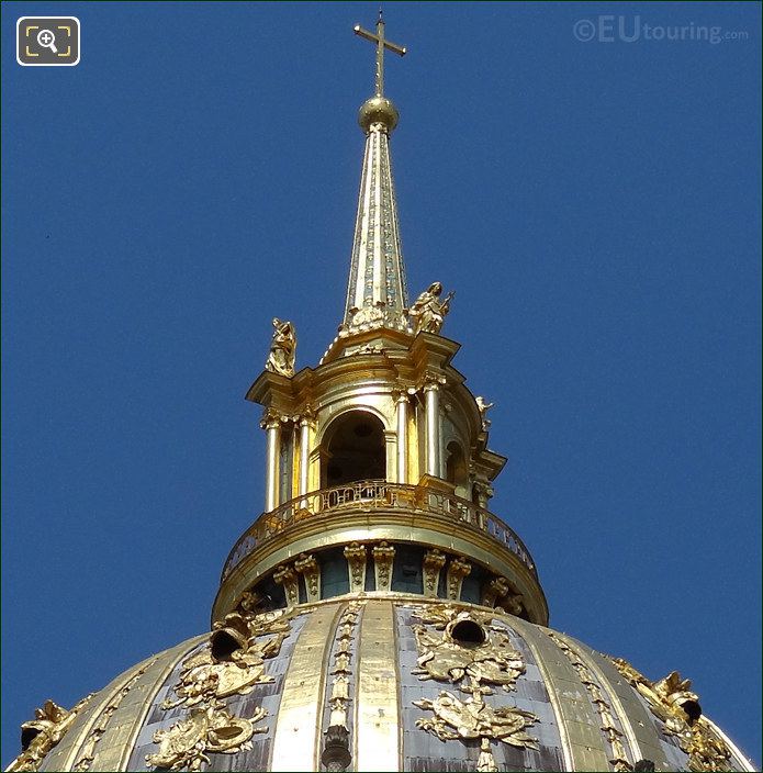 Architecture and details on the Eglise du Dome