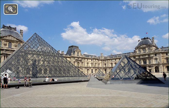 Cour Napoleon Musee du Louvre