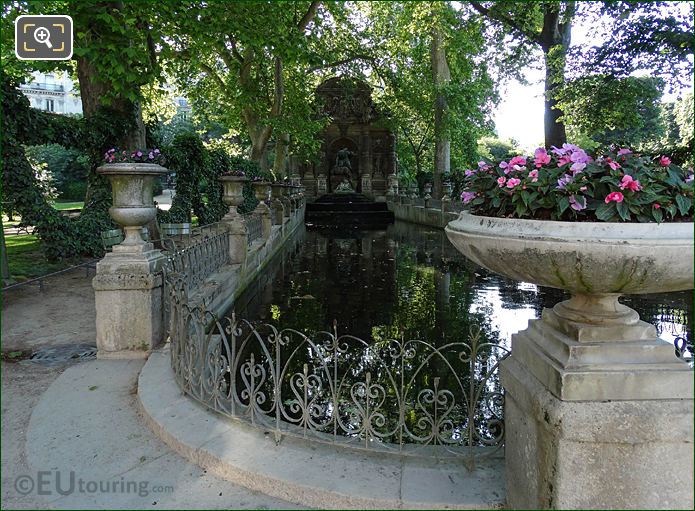 Stone flower pots and metal railings around Fontaine Medicis
