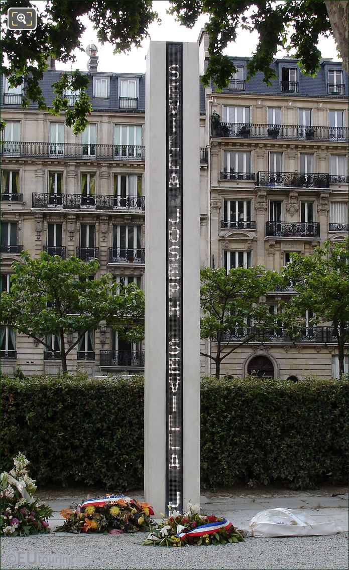 Memorial National de la Guerre d'Algerie middle white LED column