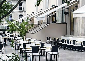 Monsieur Bleu restaurant tables outside