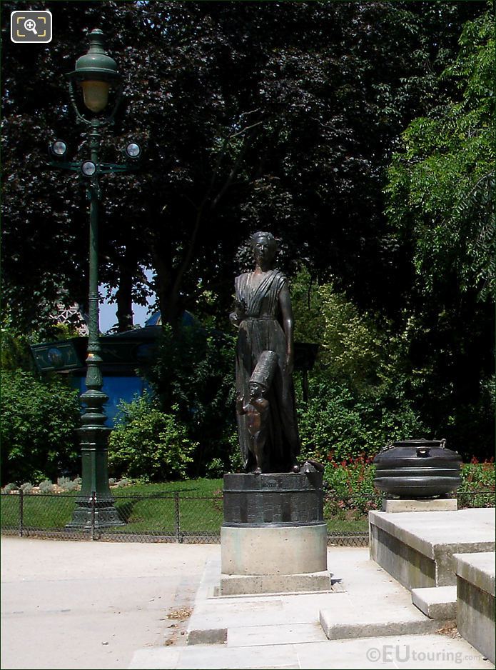Statue at Monument des Droits de l'Homme in Champ de Mars 