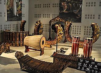 Display of different instruments at Musee de la Musique