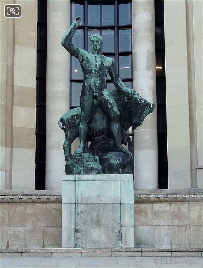 Palais de Chaillot Hercule domptant un bison statue