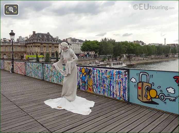 Pont des Arts human statue in Paris