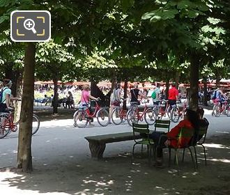 Tourists on Fat Tire bike tour in Jardin des Tuileries