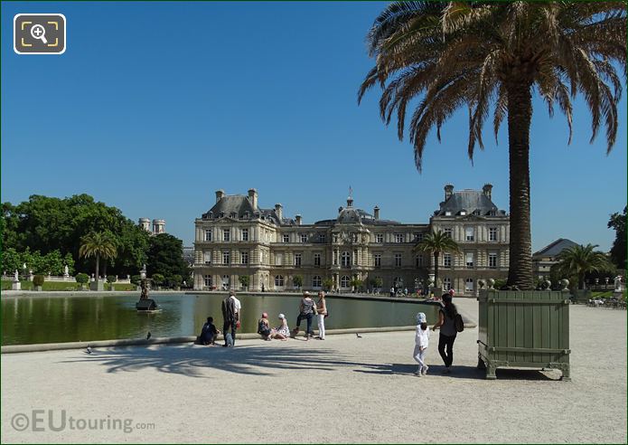 Tourists in Jardin du Luxembourg