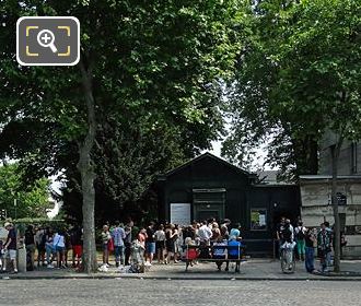 Tourists waiting to see Catacombes de Paris