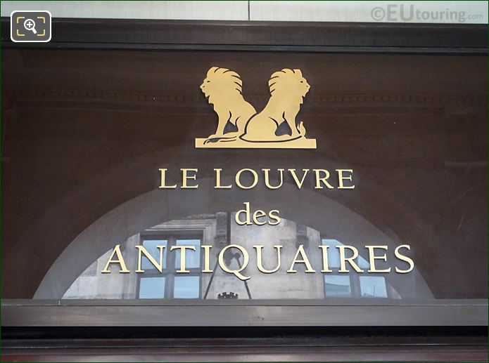 Le Louvre des Antiquaires doorway name