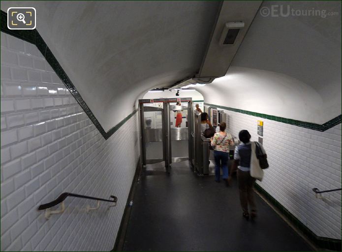 Paris Metro system barriers
