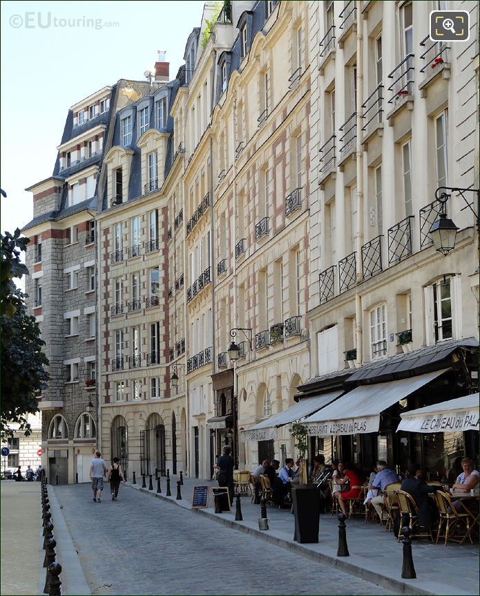 Place Dauphine cobbled street